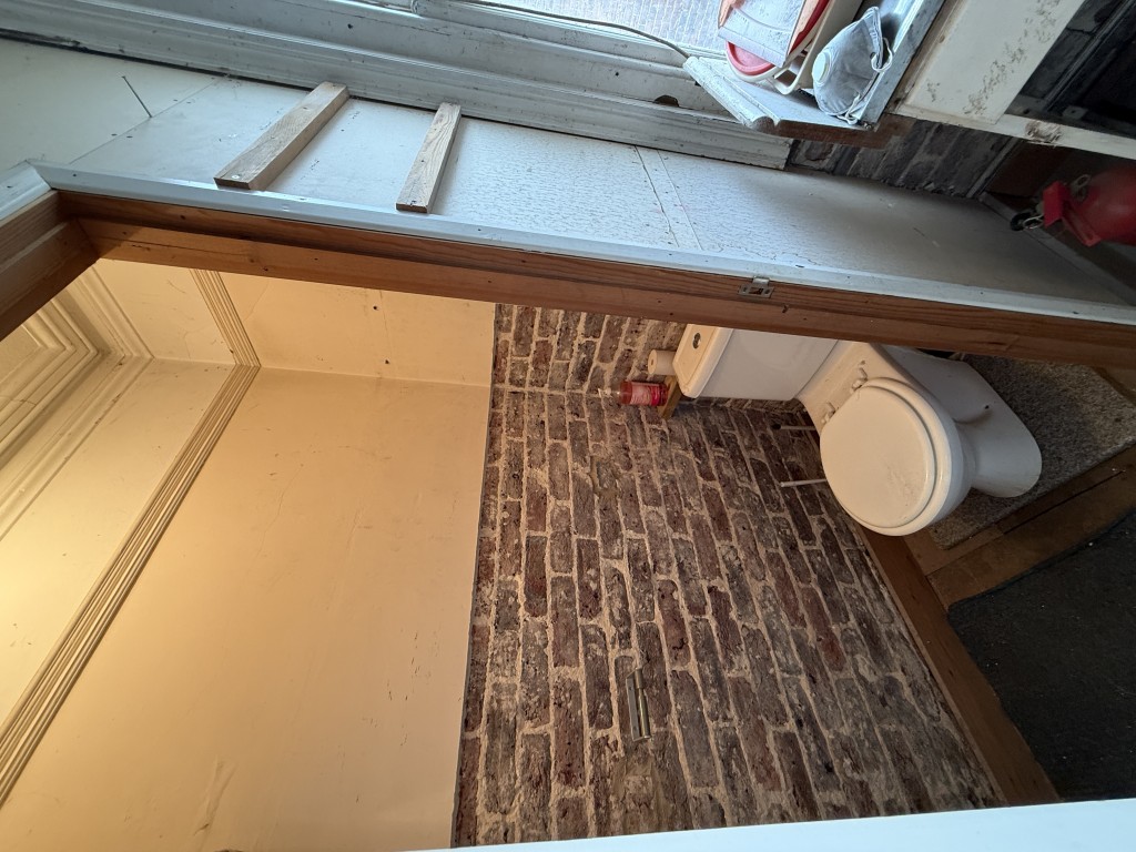 Lot: 82 - MIXED RESIDENTIAL AND COMMERCIAL BUILDING WITH POTENTIAL - Basement WC